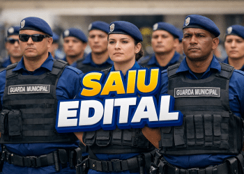Guardas municipais em formação usando uniforme azul-marinho, coletes balísticos e boinas em cerimônia oficial