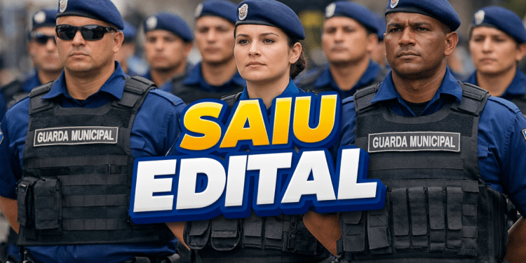 Guardas municipais em formação usando uniforme azul-marinho, coletes balísticos e boinas em cerimônia oficial