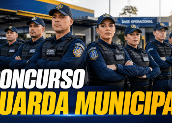 Sete guardas municipais uniformizados com coletes táticos azuis, bonés e distintivos posicionados em frente à viatura e base operacional.