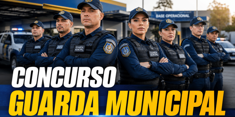 Sete guardas municipais uniformizados com coletes táticos azuis, bonés e distintivos posicionados em frente à viatura e base operacional.