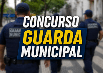 Dois guardas municipais de costas com uniformes azuis e bonés em praça urbana, com texto "Concurso Guarda Municipal"