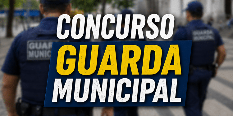 Dois guardas municipais de costas com uniformes azuis e bonés em praça urbana, com texto "Concurso Guarda Municipal"