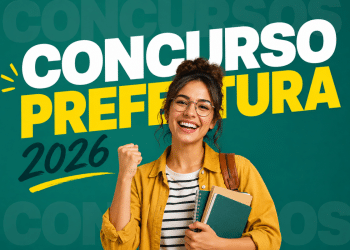 Jovem de óculos e jaqueta amarela celebra segurando cadernos, com texto Concurso Prefeitura 2026 ao fundo.