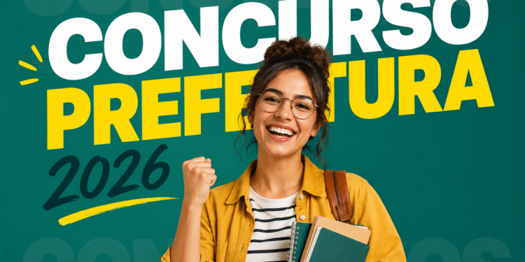 Jovem de óculos e jaqueta amarela celebra segurando cadernos, com texto Concurso Prefeitura 2026 ao fundo.