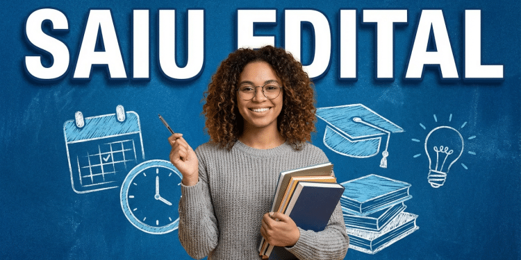 Jovem sorridente com cabelo cacheado, óculos e suéter cinza segura livros e caneta com texto "Saiu Edital" ao fundo.