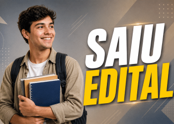Jovem sorridente com mochila e livros ao lado do texto "Saiu Edital" em fundo cinza e azul