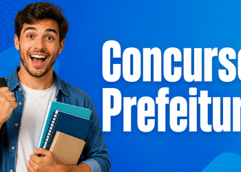 Jovem sorridente segura cadernos diante de fundo azul com texto "Concurso Prefeitura".