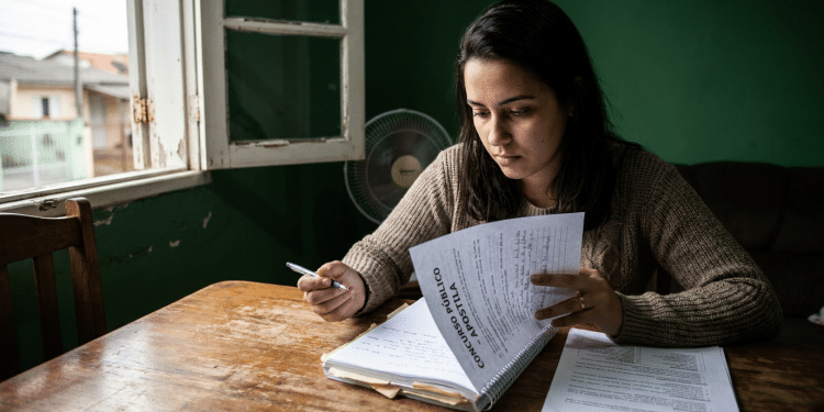 Candidata estuda apostila para o concurso da Prefeitura de Santo Antônio da Barra.
