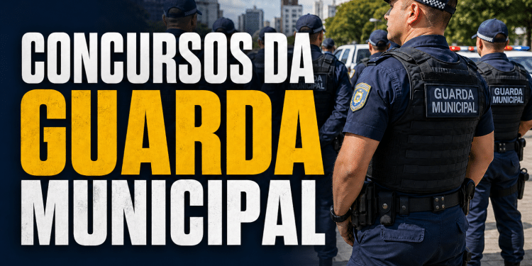 Agentes da Guarda Municipal em formação, usando uniformes azuis com coletes táticos e quepes, em área urbana.