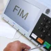 Urna eletrônica da Justiça Eleitoral com a tela exibindo a palavra FIM, representação do encerramento do prazo de regularização do título de eleitor para as eleições de 2026.
