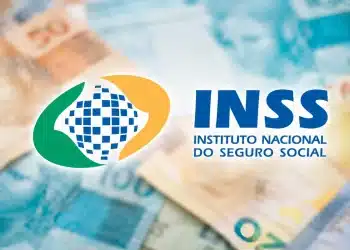 Logo do INSS sobreposto a cédulas de dinheiro desfocadas, ilustrando o calendário de pagamento dos benefícios em maio.