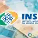 Logo do INSS sobreposto a cédulas de dinheiro desfocadas, ilustrando o calendário de pagamento dos benefícios em maio.