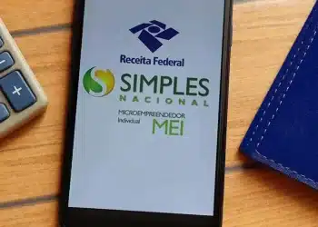 Smartphone exibindo logos da Receita Federal, Simples Nacional e Microempreendedor Individual ao lado de calculadora e agenda azul