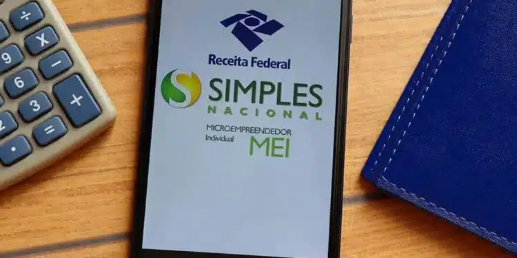 Smartphone exibindo logos da Receita Federal, Simples Nacional e Microempreendedor Individual ao lado de calculadora e agenda azul