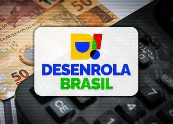 Logotipo do Desenrola Brasil em destaque sobre cédulas de cinquenta reais e calculadora preta
