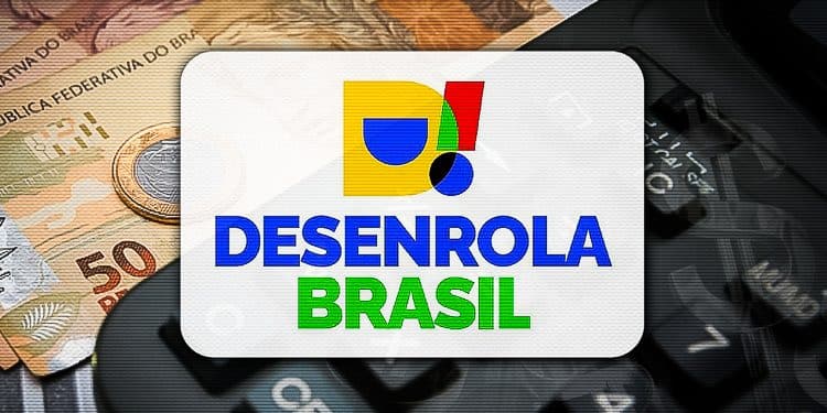 Logotipo do Desenrola Brasil em destaque sobre cédulas de cinquenta reais e calculadora preta