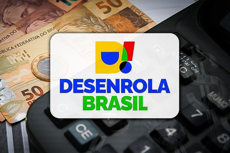 Logotipo do Novo Desenrola Brasil sobre cédulas de cinquenta reais e calculadora, ilustrando a renegociação de dívidas