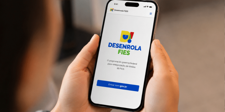 Mãos segurando smartphone exibindo tela do aplicativo Desenrola FIES com botão Entrar com gov.br.