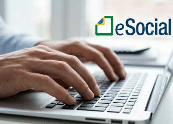 Profissional utilizando notebook e logotipo do eSocial do lado.
