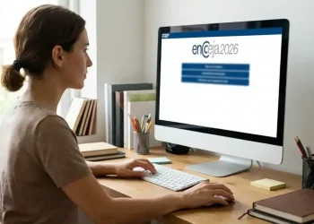 Pessoa acessando o site de inscrição do Encceja 2026 em um computador