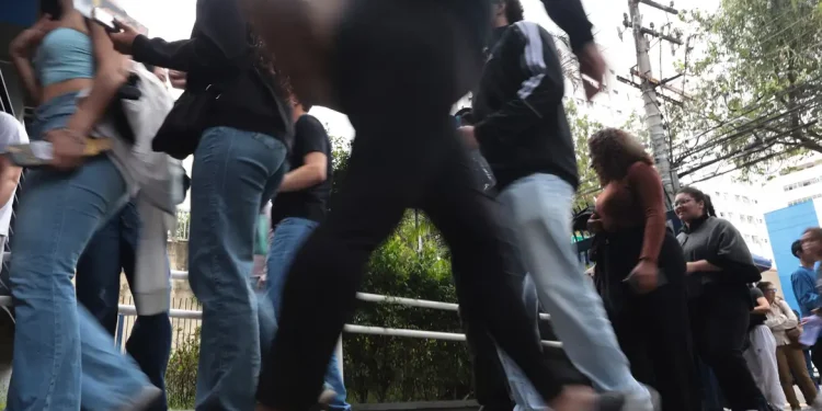 Grupo de jovens em ambiente urbano representando concluintes do ensino médio que farão o Enem 2026