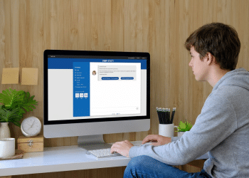 Estudante acessa a Página do Participante do Inep no computador para realizar a inscrição no Enem