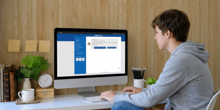 Estudante acessa a Página do Participante do Inep no computador para realizar a inscrição no Enem