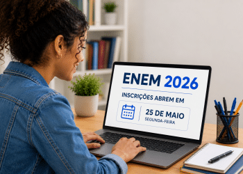Jovem usa notebook que exibe na tela o aviso de abertura das inscrições do Enem 2026 em 25 de maio