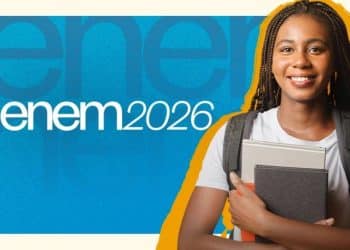 Estudante sorri segurando livros ao lado da logomarca do Enem 2026 e, ao redor, um fundo azul e amarelo