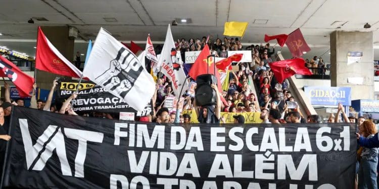 Manifestantes erguem uma faixa pelo fim da escala 6x1