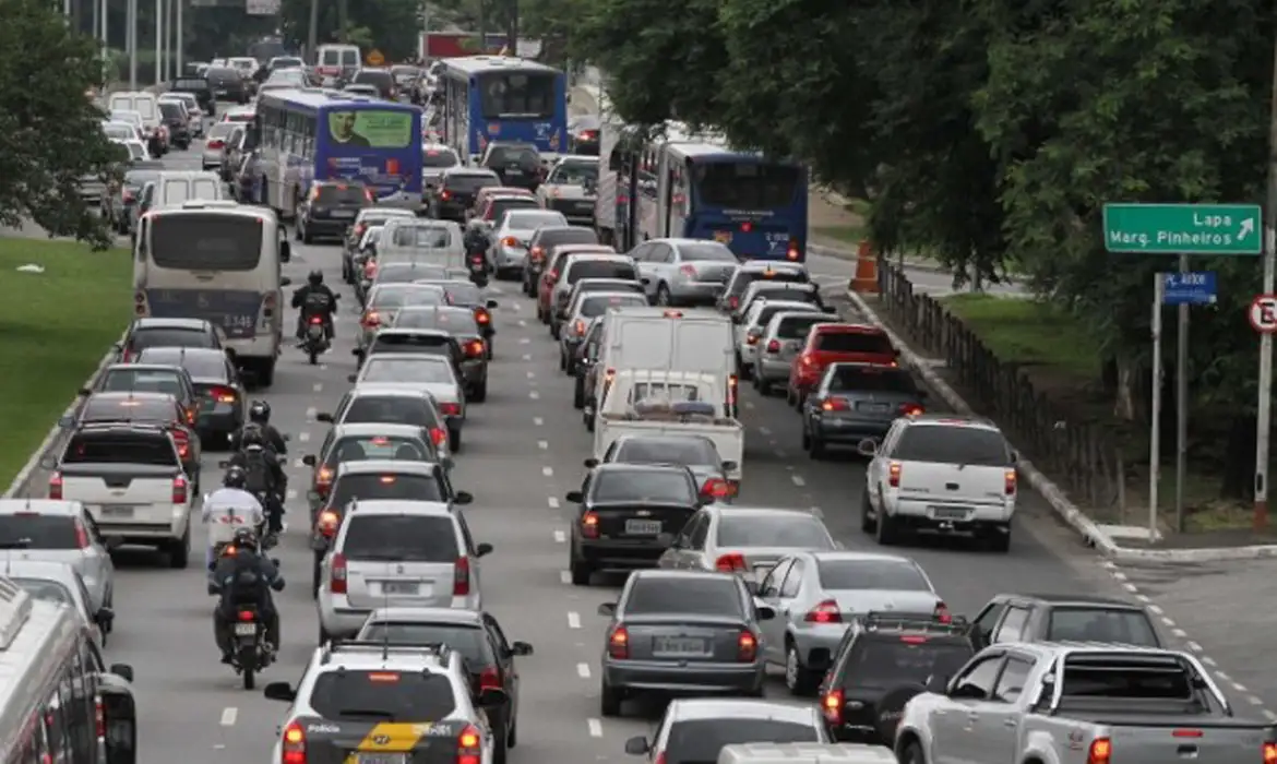 Congestionamento com carros, ônibus e motos na Marginal Pinheiros em São Paulo, cenário que revela traços de personalidade de quem agradece no trânsito como empatia, cooperação e autocontrole
