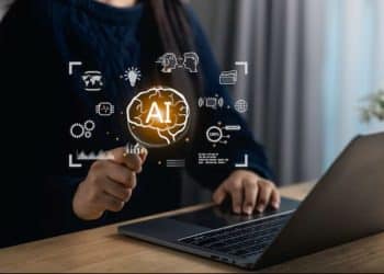 Pessoa trabalhando no notebook com elementos de inteligência artificial na tela