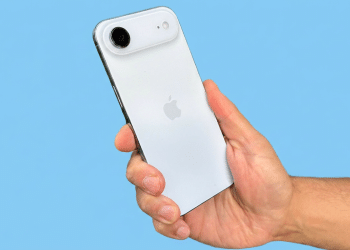 iPhone Air branco segurado por mão exibindo câmera única e logo Apple.