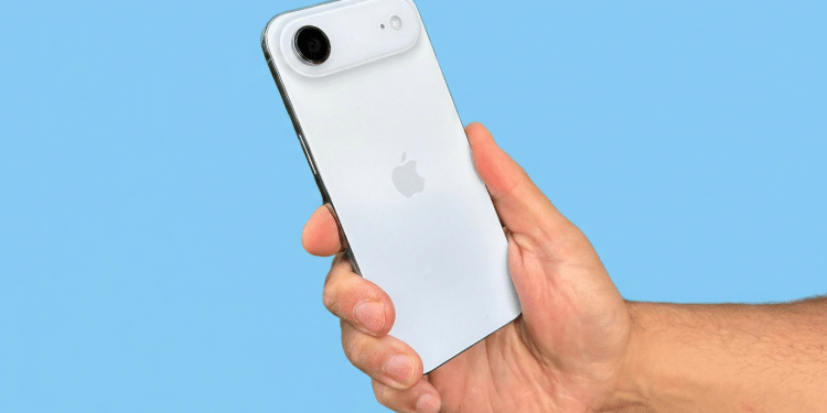 iPhone Air branco segurado por mão exibindo câmera única e logo Apple.