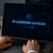 Interface futurista de IA avaliando currículo em notebook enquanto recrutador analisa candidatos em ambiente corporativo moderno.