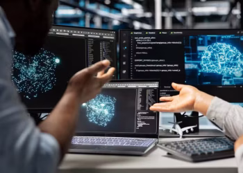 Profissional usando notebook em ambiente de escritório com elementos visuais de inteligência artificial sobrepostos, representação do impacto da IA nas mudanças do mercado de trabalho.