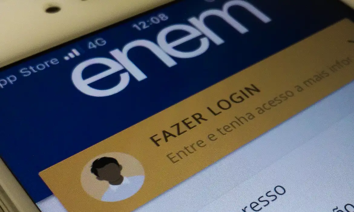 Tela inicial do aplicativo Enem em smartphone com botão dourado de acesso ao login