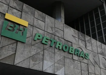 Fachada do prédio da Petrobras com logotipo da estatal, em referência ao Programa de Estágio 2026.