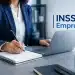 Profissional usando notebook e fazendo anotações sobre a nova plataforma INSS Empresa para consulta de benefícios e afastamentos.