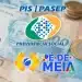 Logos do INSS, PIS/Pasep e Pé-de-Meia sobre dinheiro brasileiro, ilustrando pagamentos de maio e possíveis descontos em benefícios.