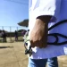 Médico de jaleco branco segurando um estetoscópio ao ar livre, em referência às vantagens de seguir a carreira de Medicina.