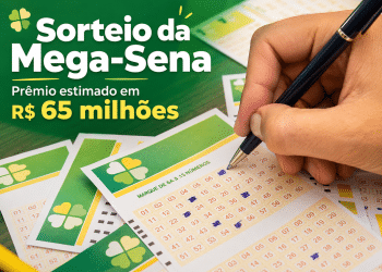 Mão marcando números em volante da Mega-Sena com prêmio estimado em R$ 65 milhões para próximo sorteio.