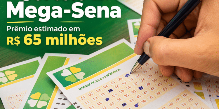 Mão marcando números em volante da Mega-Sena com prêmio estimado em R$ 65 milhões para próximo sorteio.