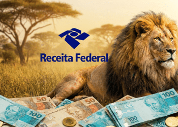 Leão símbolo da Receita Federal cercado por cédulas e moedas representando a multa do Imposto de Renda