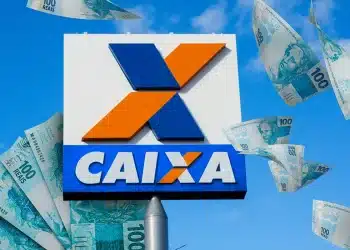Notas de 100 reais voando ao redor de placa da CAIXA representando o pagamento de R$ 2.800.