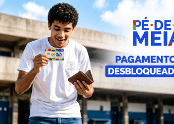 Estudante concluinte sorri ao conferir o cartão do Pé-de-Meia, programa que vai liberar R$ 2.200 em 1º de junho