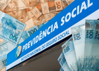 Fachada azul do INSS com logo oficial rodeada por notas de 50 e 100 reais brasileiros espalhadas, simbolizando os pagamentos do INSS no mês de maio.