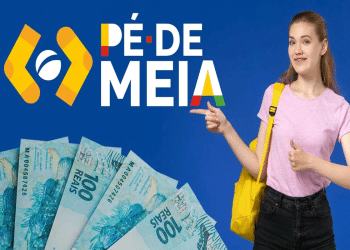 Jovem de camiseta rosa e mochila amarela aponta para logotipo do Pé-de-Meia ao lado de notas de R$100, simbolizando o Jovem de camiseta rosa e mochila amarela aponta para logotipo do Pé-de-Meia ao lado de notas de R$100