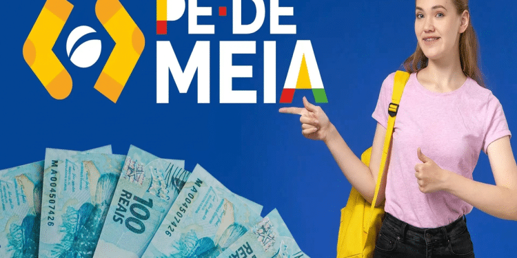 Jovem de camiseta rosa e mochila amarela aponta para logotipo do Pé-de-Meia ao lado de notas de R$100, simbolizando o Jovem de camiseta rosa e mochila amarela aponta para logotipo do Pé-de-Meia ao lado de notas de R$100