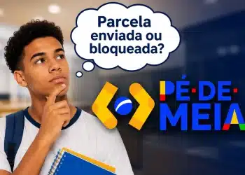 Estudante brasileiro pensativo com balão perguntando se a parcela do Pé-de-Meia de maio foi enviada ou bloqueada
